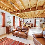 Casa vacanze 2 Bedroom Awesome In Louvie-Soubiron