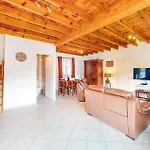 2 Bedroom Awesome In Casa vacanze *