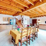 2 Bedroom Awesome In Casa vacanze