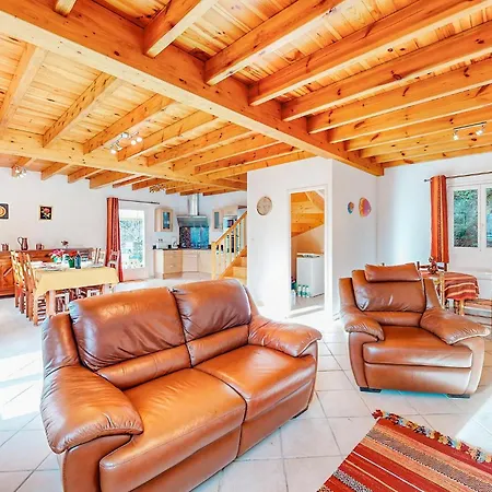 2 Bedroom Gorgeous In * Louvie-Soubiron